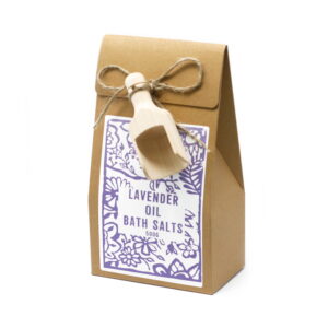 Levendulás Himalája fürdősó, levendula illóolajat, jojoba olajat és levendula magokat tartalmaz, fa adagolólapáttal